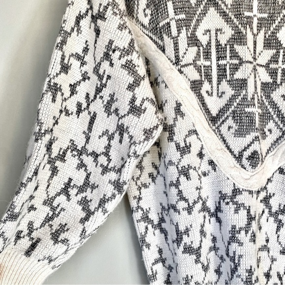 Vintage Gray and White Cozy Knit Sweater - Picture 4 of 11